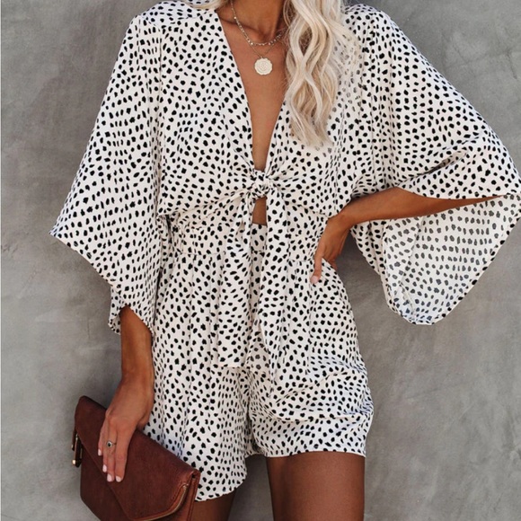 VICI Collection // WELL BEHAVED PRINTED POCKETED TIE ROMPER (size medium) - Picture 4 of 10